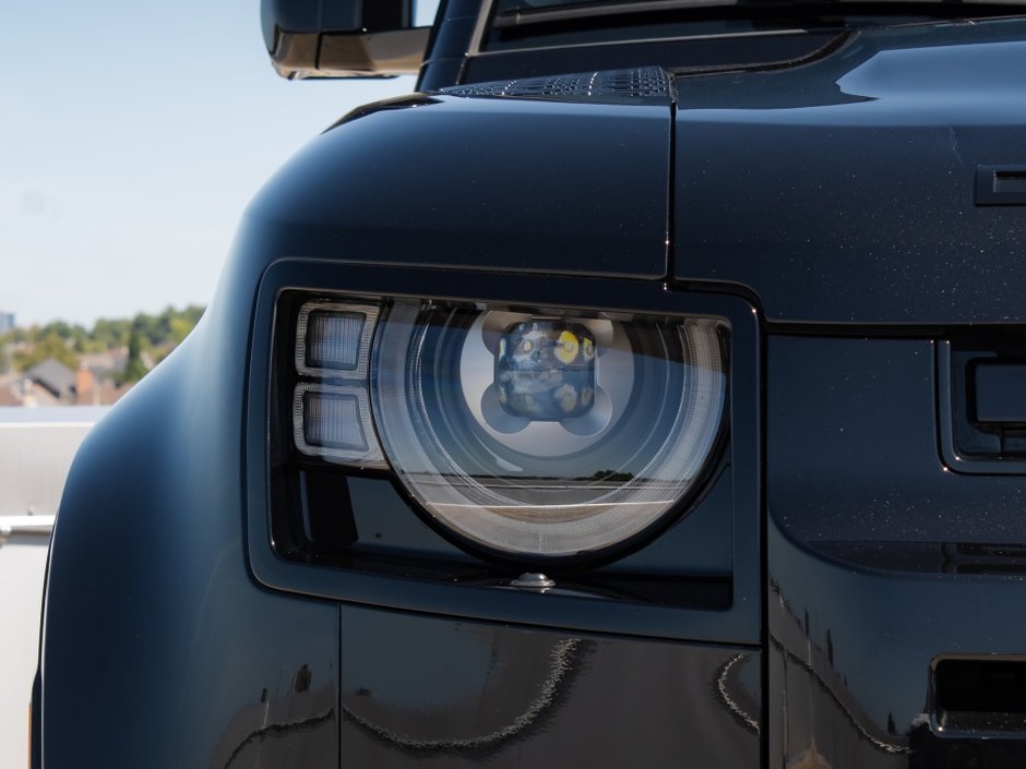 2025 Land Rover Defender X-Dynamic SE-29