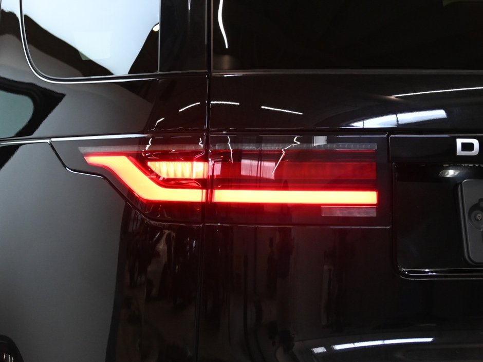 2023 Land Rover Discovery S-29