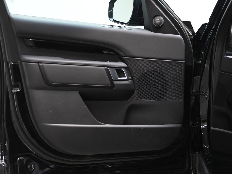 2023 Land Rover Discovery S-9