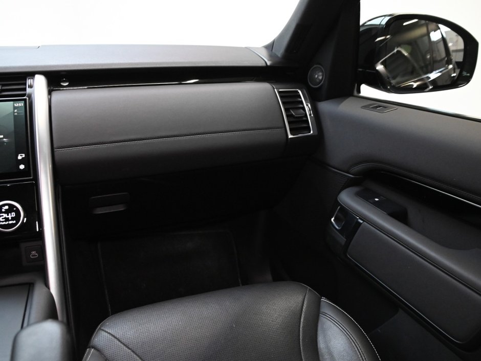 2023 Land Rover Discovery S-26