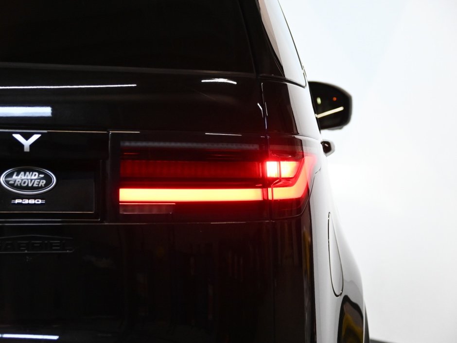 2023 Land Rover Discovery S-30