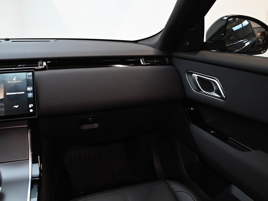 2025 Land Rover Range Rover Velar Dynamic SE-26