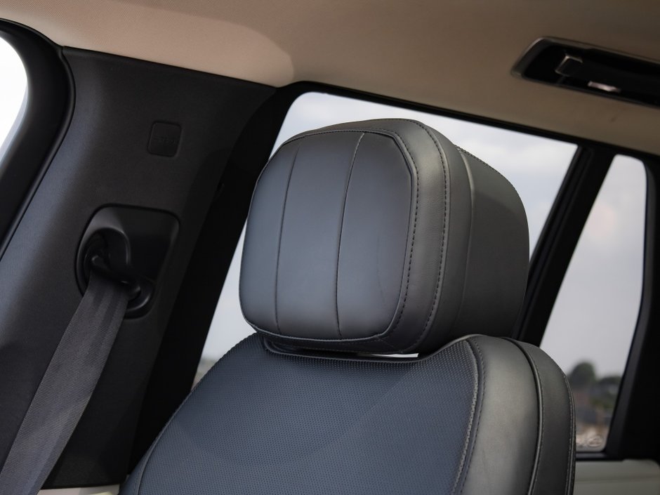 2022 Land Rover Range Rover SE-24