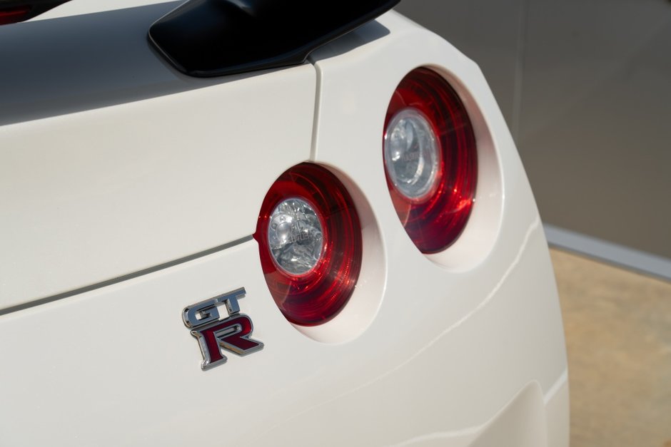 2016 Nissan GT-R Black Edition-16