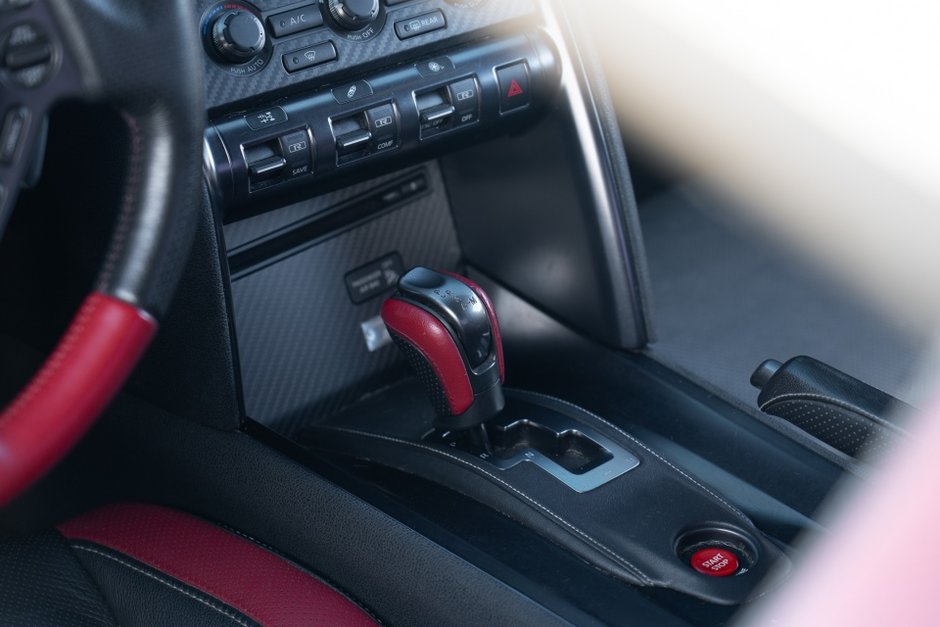 2016 Nissan GT-R Black Edition-11