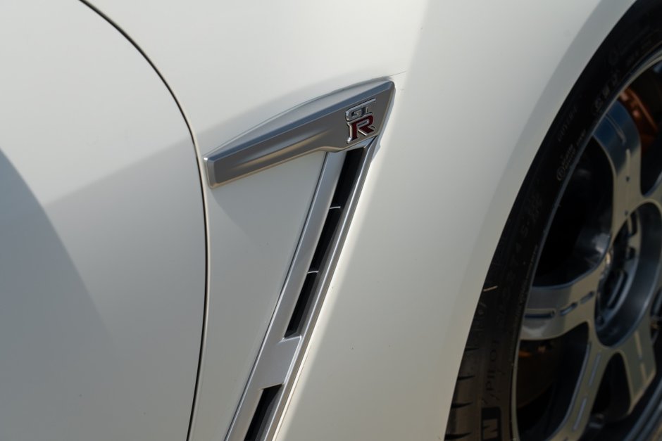 2016 Nissan GT-R Black Edition-18