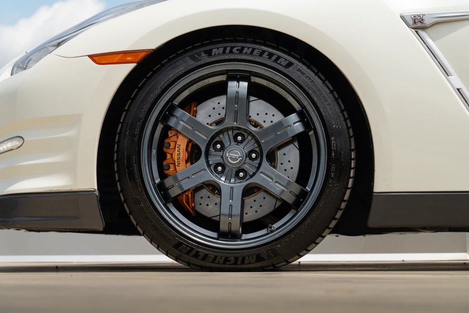 2016 Nissan GT-R Black Edition-8