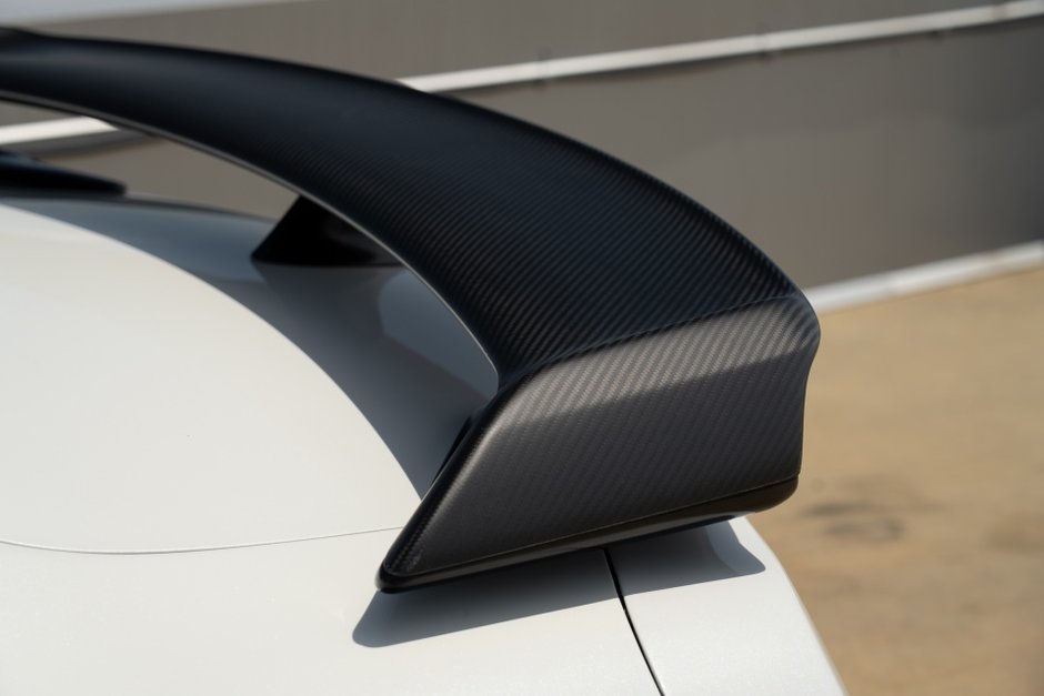 2016 Nissan GT-R Black Edition-17
