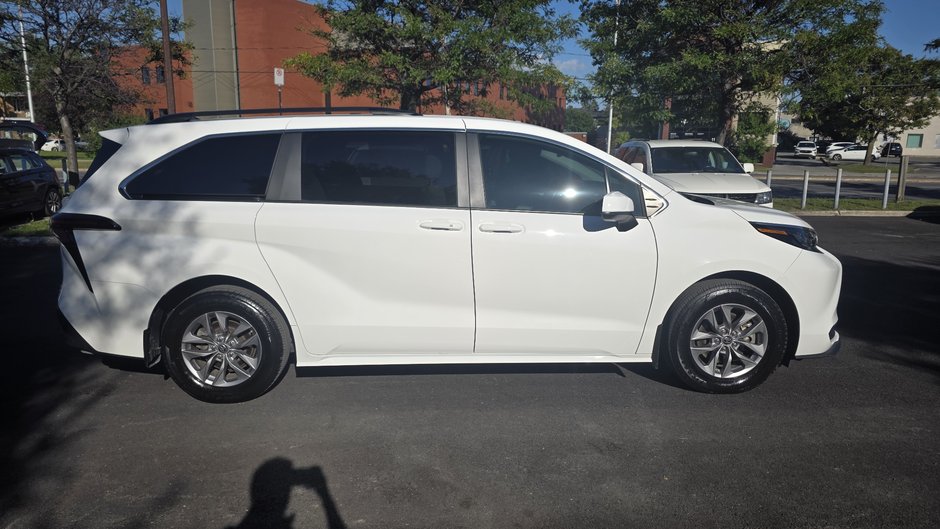 2024 Toyota Sienna LE-3
