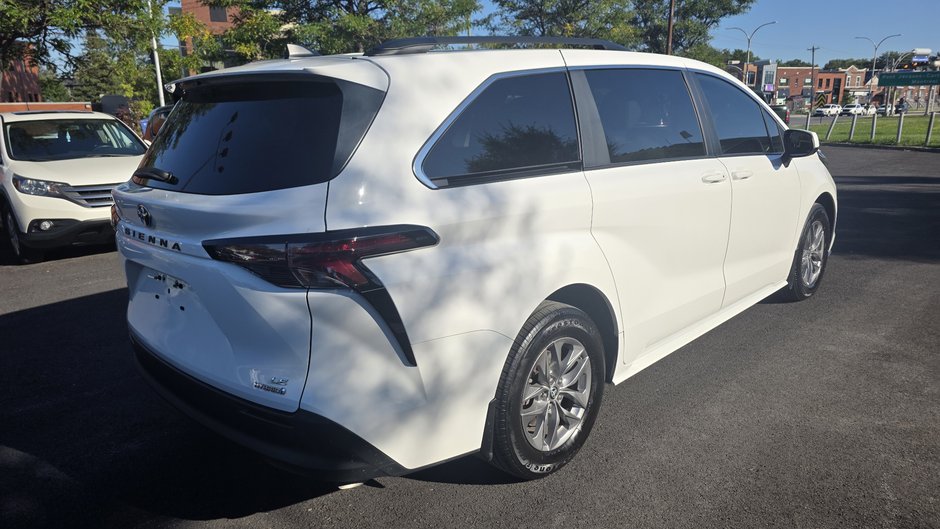 2024 Toyota Sienna LE-4
