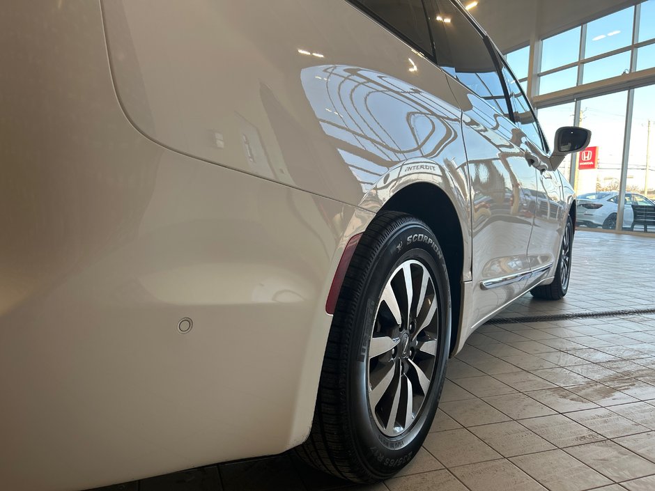 Chrysler Pacifica Hybrid Limited 2022-13