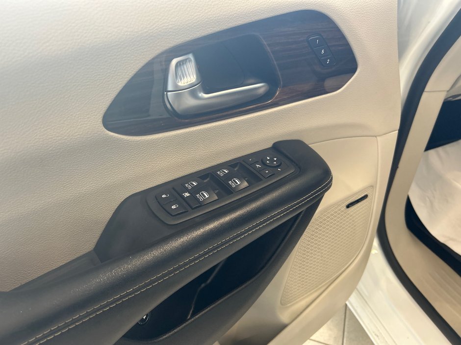 Chrysler Pacifica Hybrid Limited 2022-28