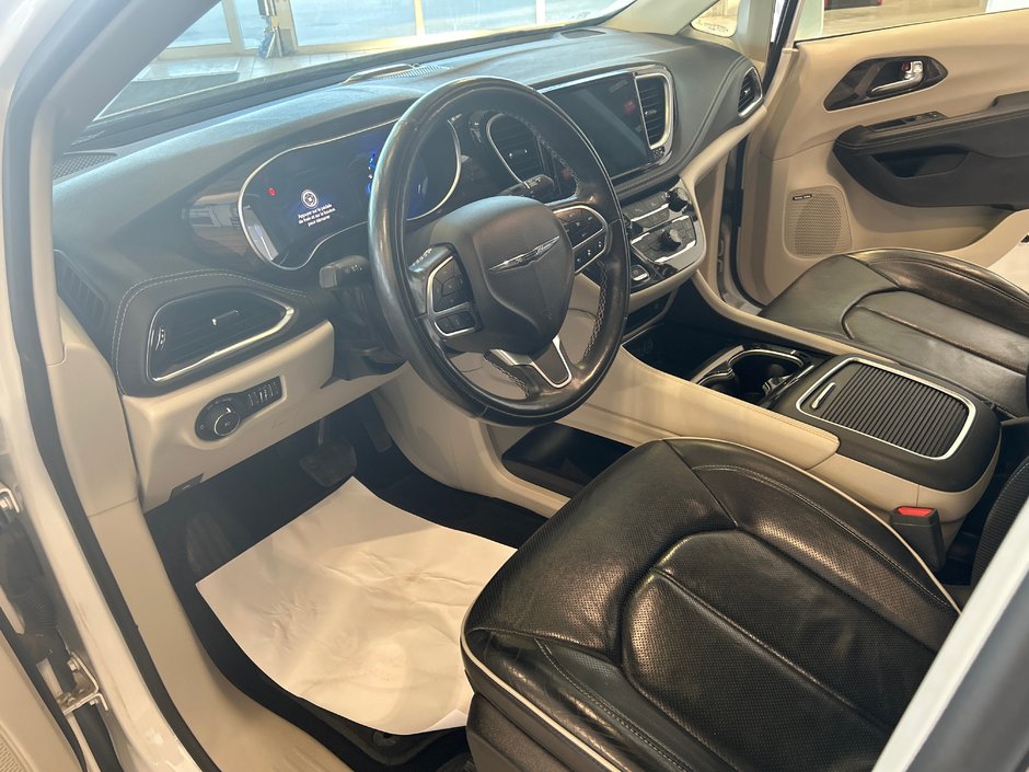 Chrysler Pacifica Hybrid Limited 2022-25