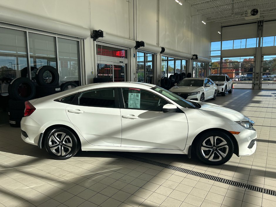 Honda Civic Sedan LX 2018-23