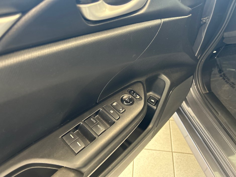 Honda Civic Sedan LX 2021-17