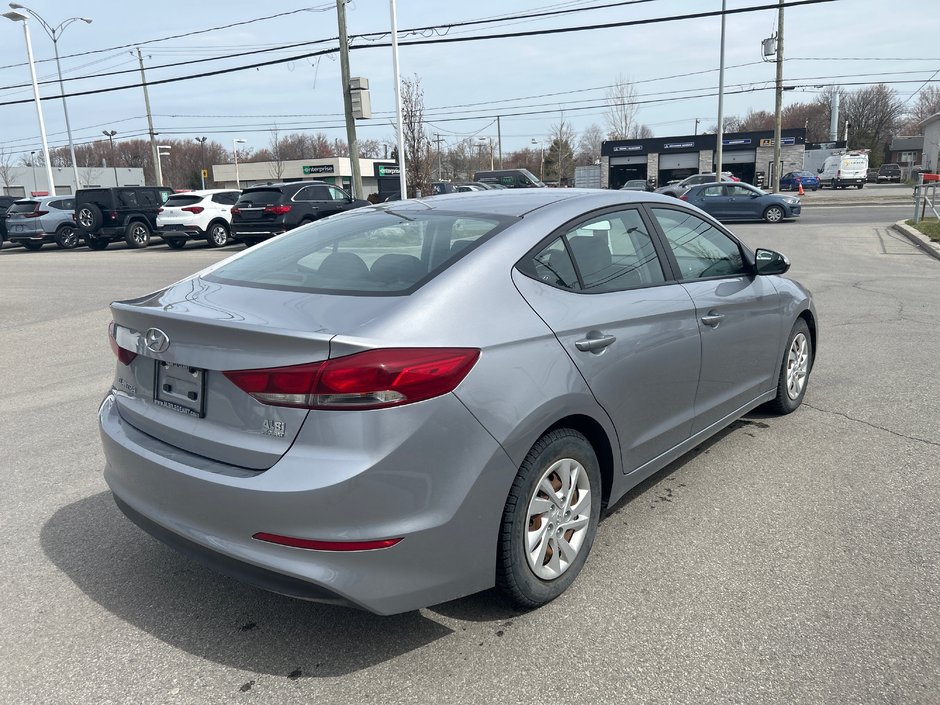 Hyundai Elantra LE 2017-3