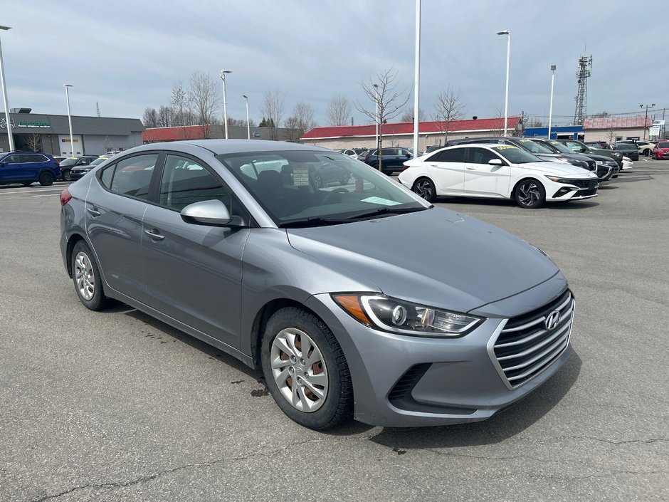 Hyundai Elantra LE 2017-4