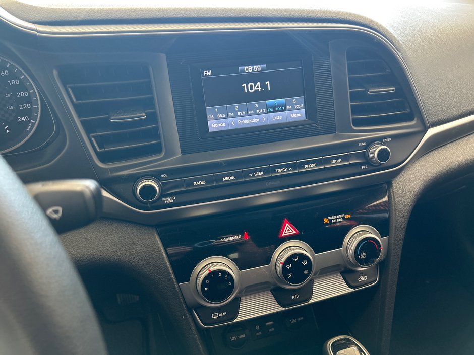 Hyundai Elantra Essential 2019-17