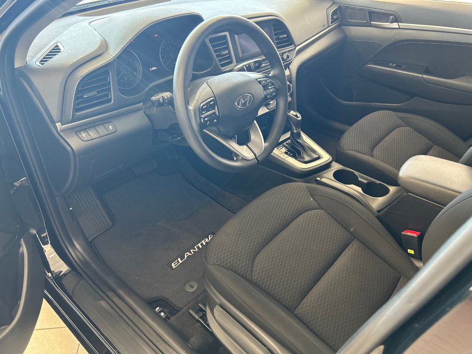 Hyundai Elantra Essential 2019-14