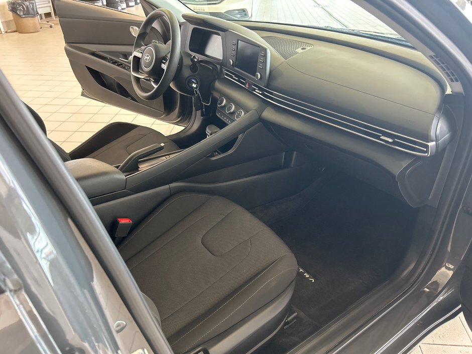 2025 Hyundai Elantra Essential-26