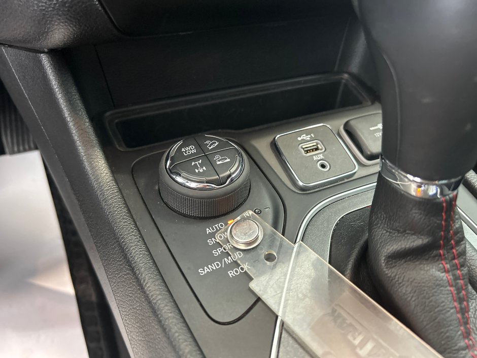 Jeep Cherokee Trailhawk 2020-27