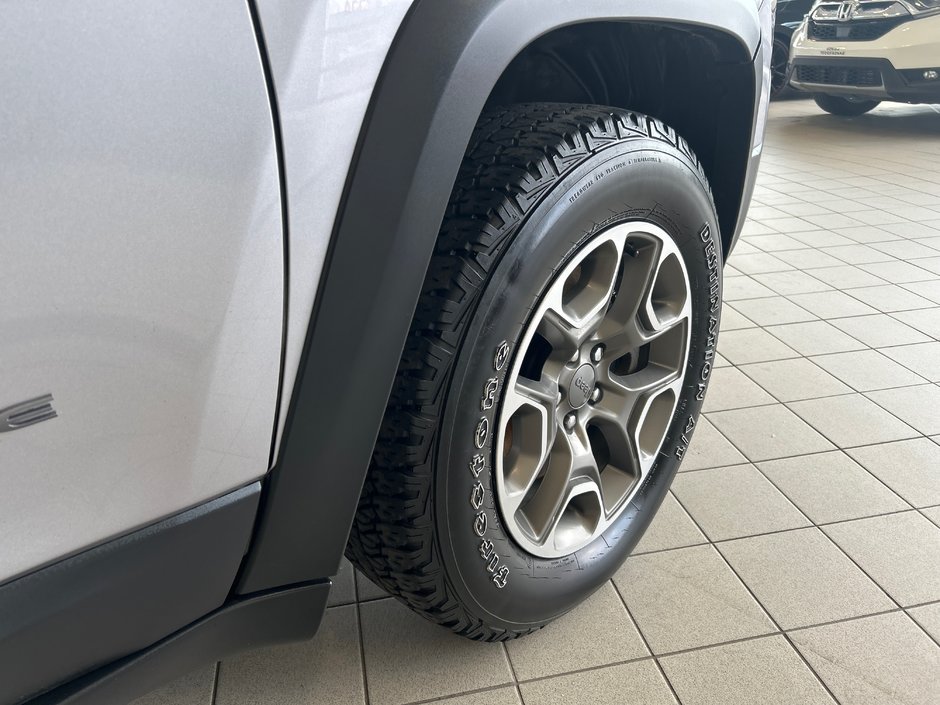 Jeep Cherokee Trailhawk 2020-15
