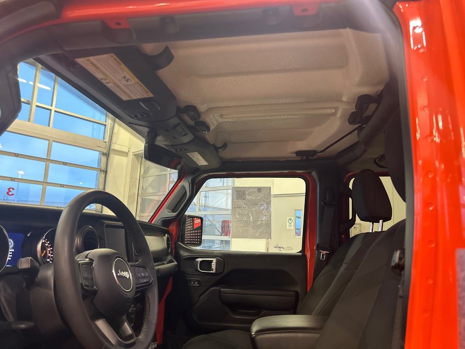 Jeep Gladiator Willys 2023-18