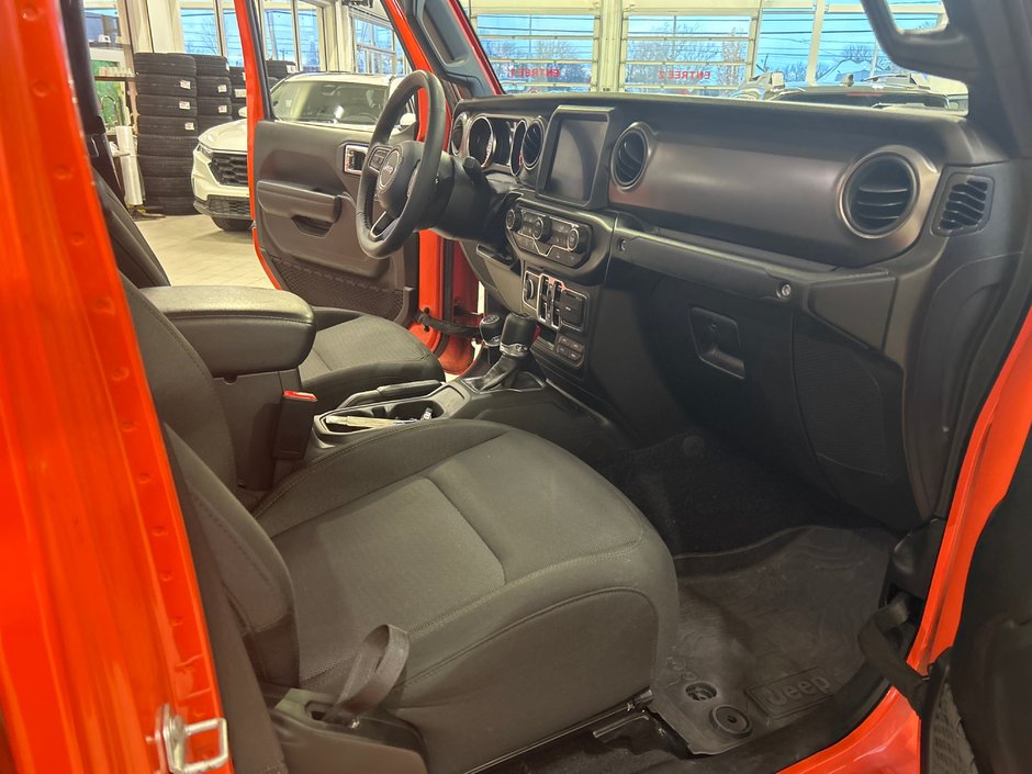 Jeep Gladiator Willys 2023-13