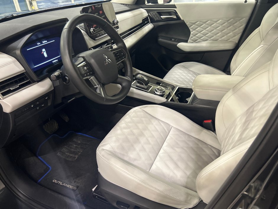 Mitsubishi Outlander Plug-In Hybrid SEL 2025-23