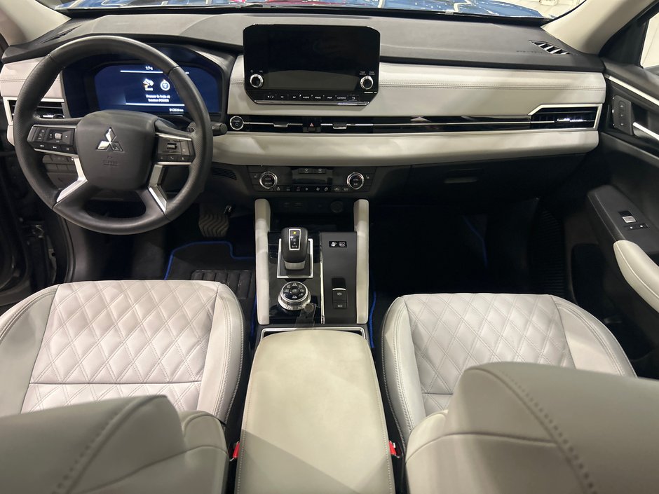 Mitsubishi Outlander Plug-In Hybrid SEL 2025-17