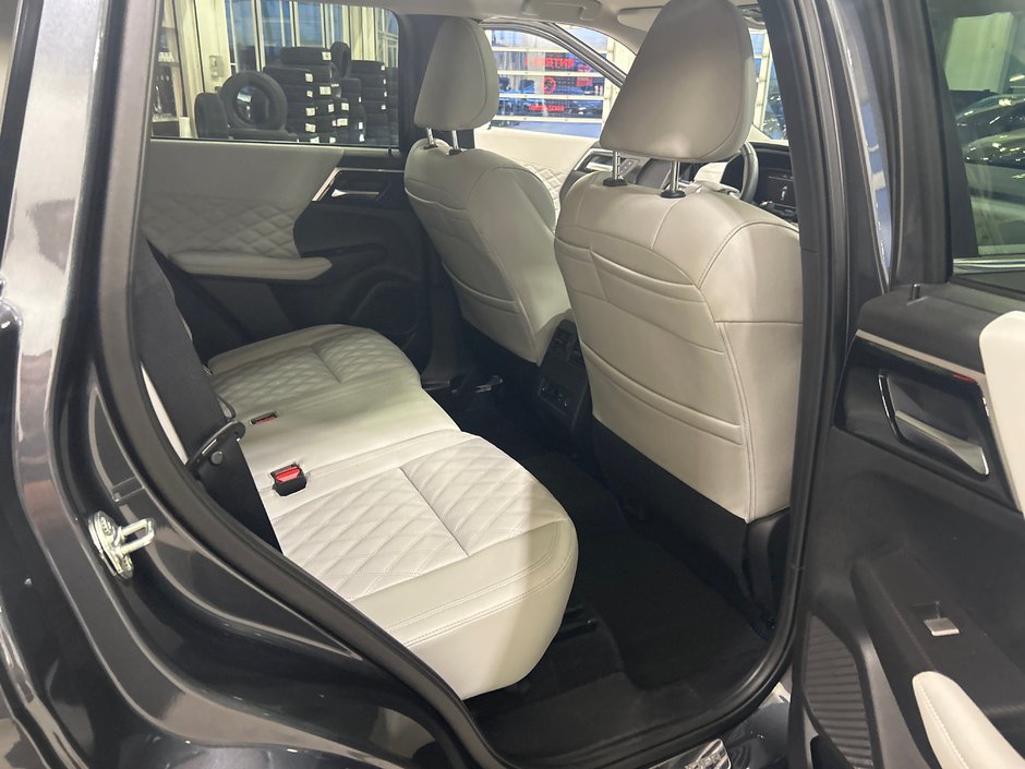 Mitsubishi Outlander Plug-In Hybrid SEL 2025-15