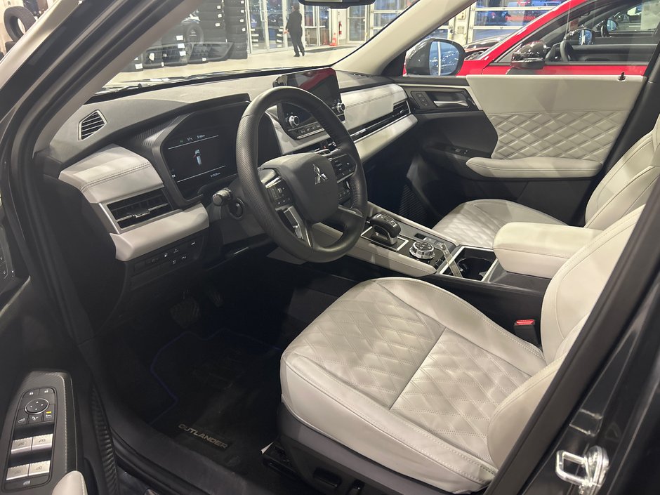 Mitsubishi Outlander Plug-In Hybrid SEL 2025-41