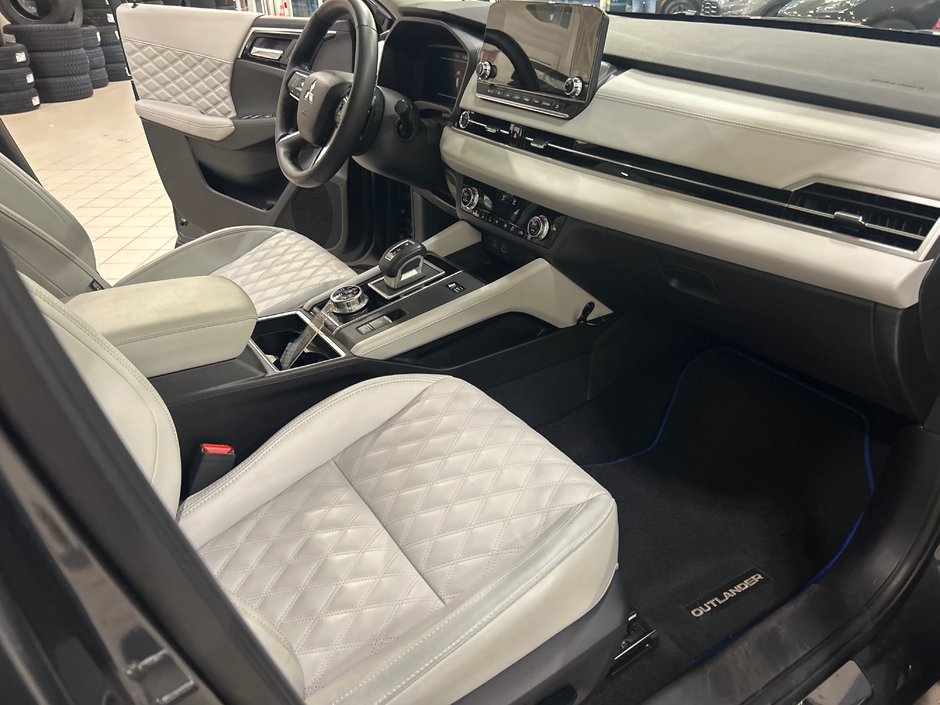Mitsubishi Outlander Plug-In Hybrid SEL 2025-18
