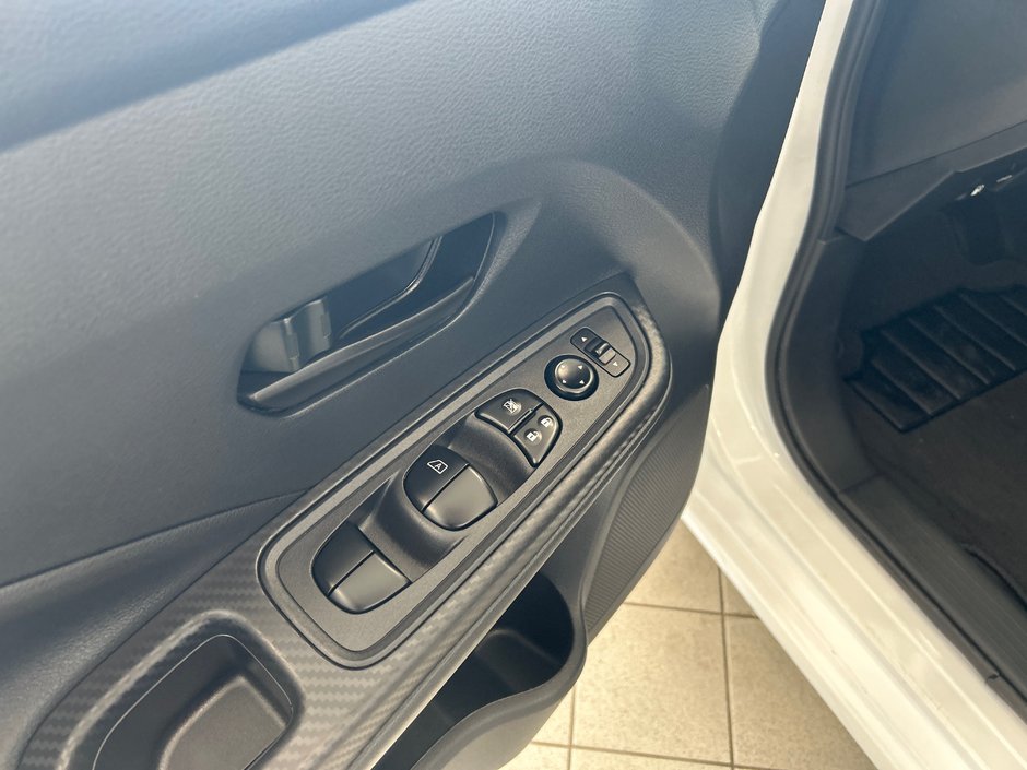 Nissan Versa S 2024-17