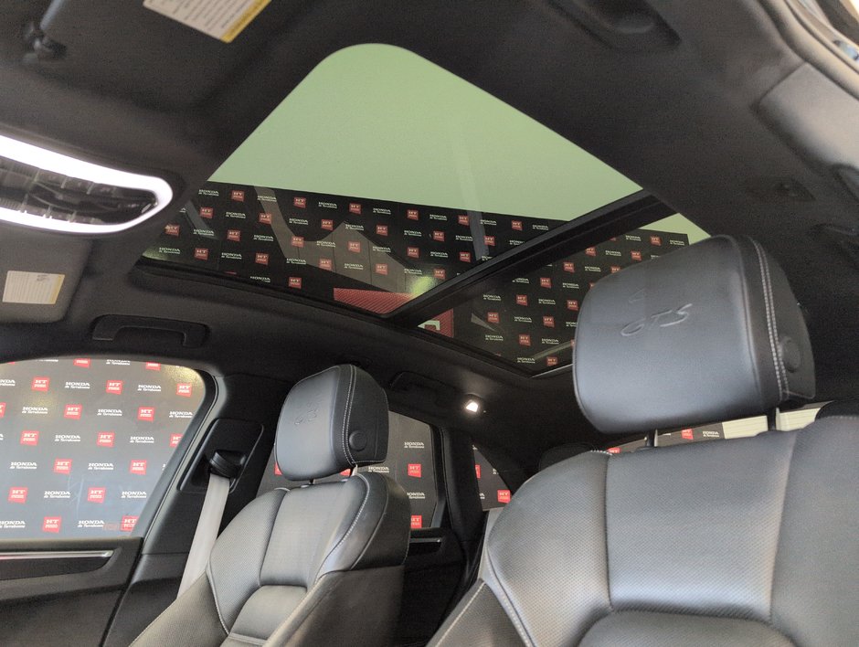 Porsche Macan GTS 2023-18