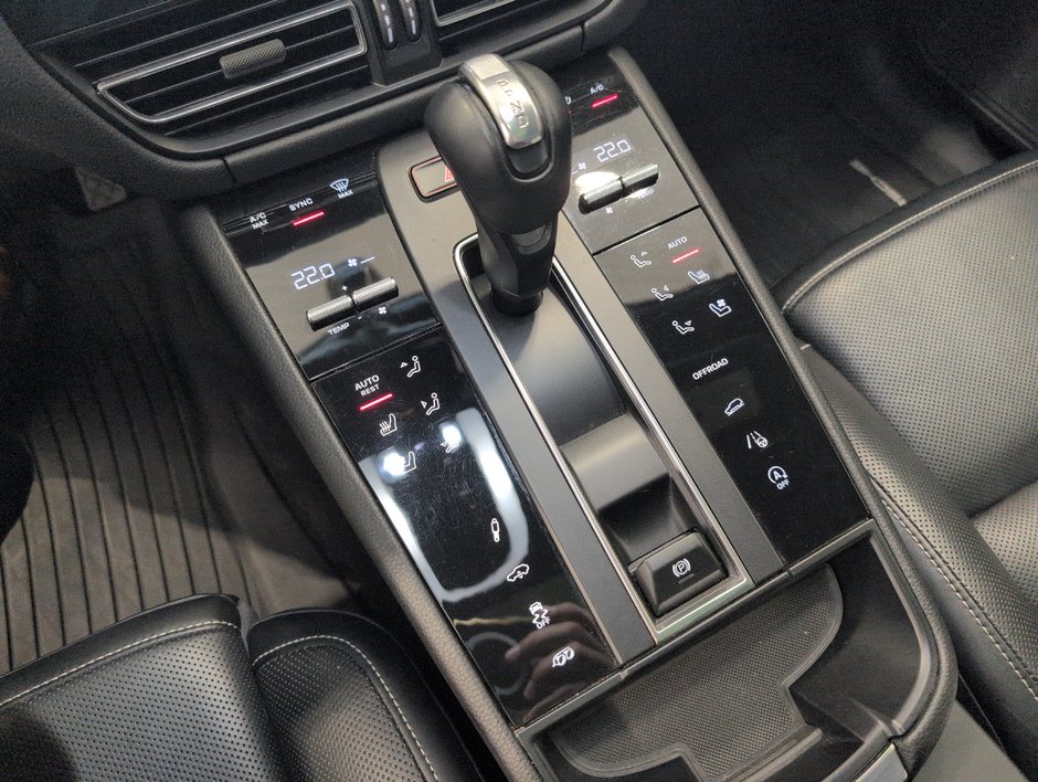 Porsche Macan GTS 2023-19