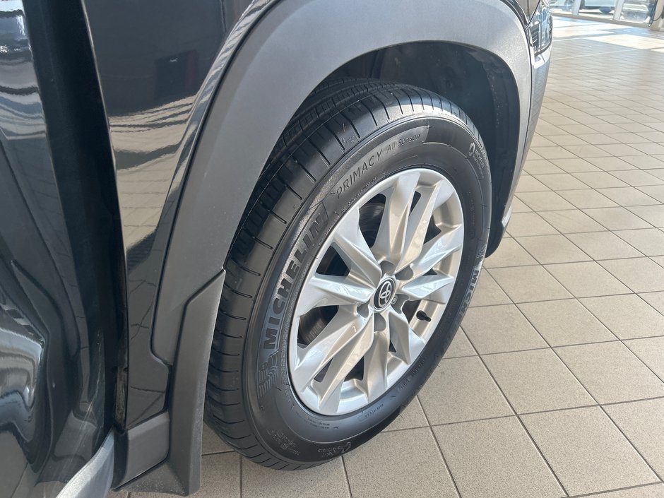 Toyota COROLLA CROSS LE 2023-12