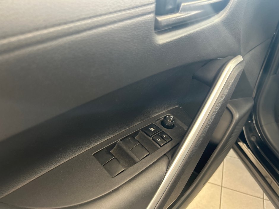 Toyota COROLLA CROSS LE 2023-14