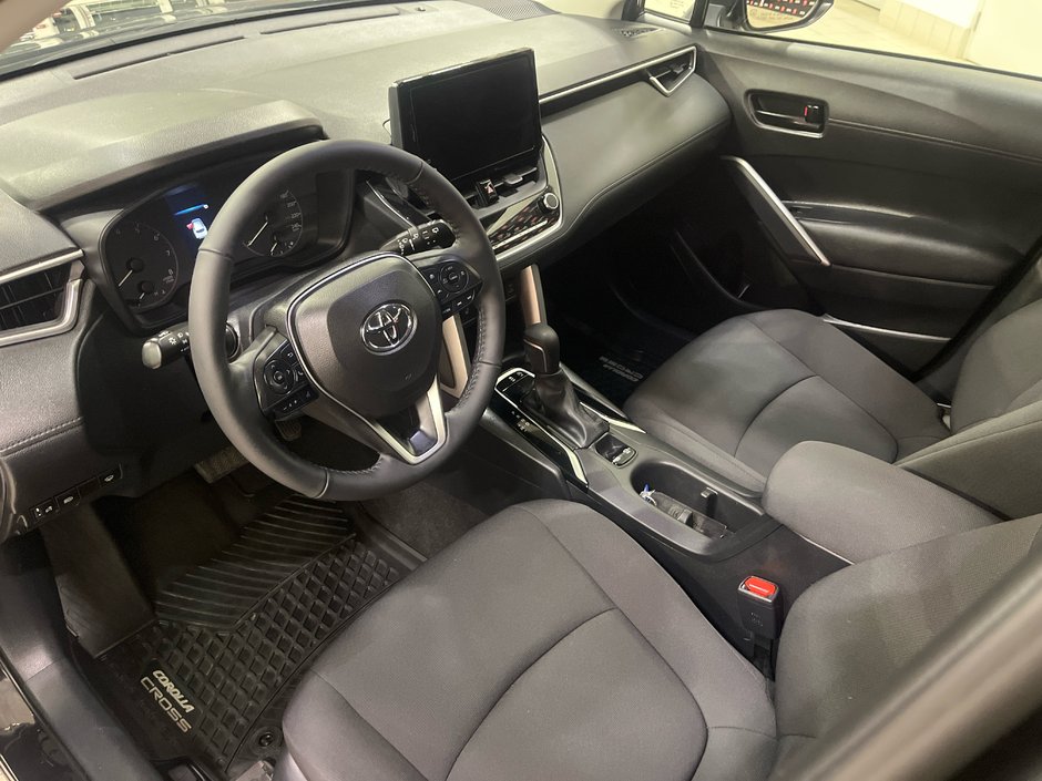 Toyota Corolla Cross LE 2023-8