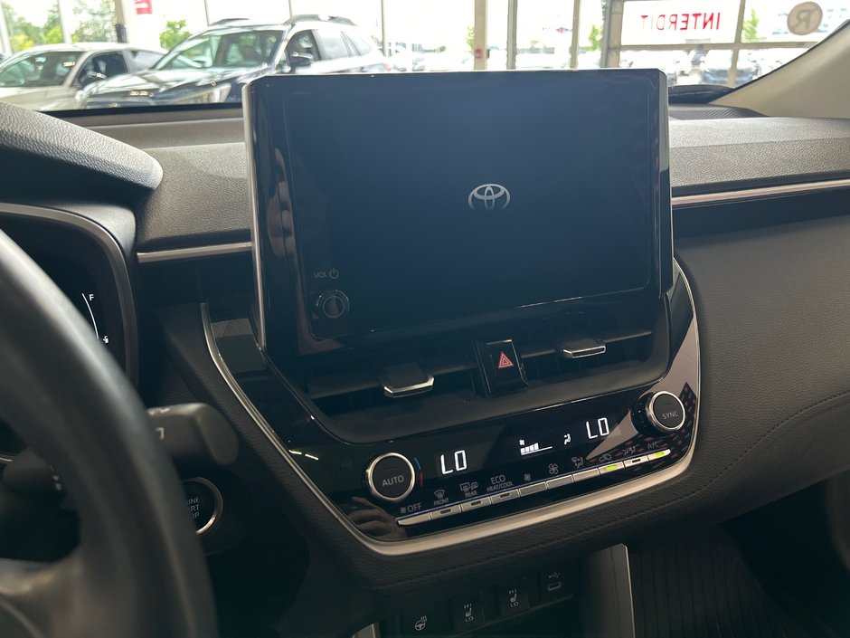 2023 Toyota Corolla Cross XLE-24