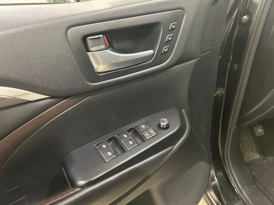 2017 Toyota Highlander Limited-12