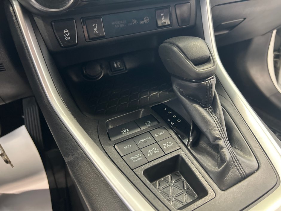 2019 Toyota RAV4 LE-16