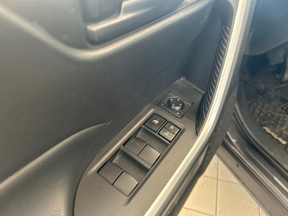 Toyota RAV4 LE 2019-15