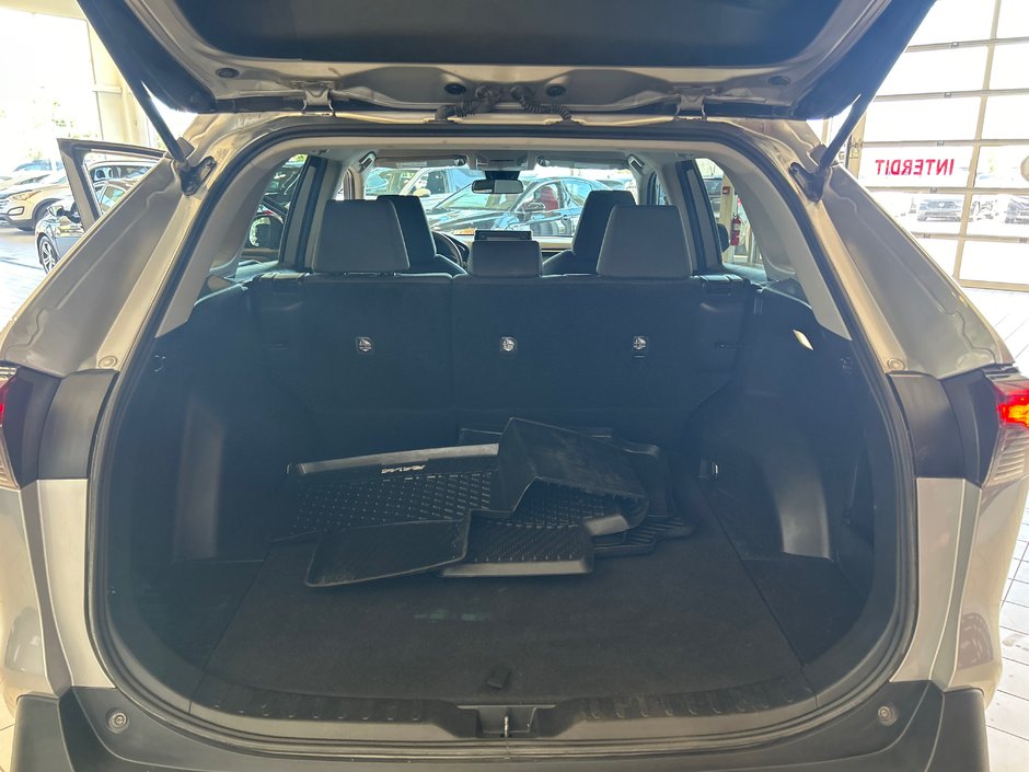 Toyota RAV4 LE 2022-8