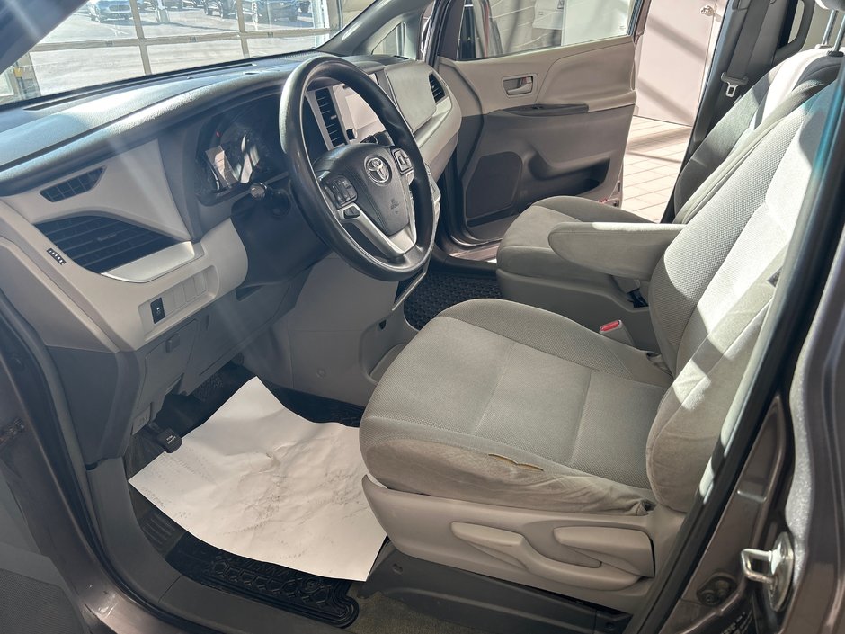Toyota Sienna CE 2015-14