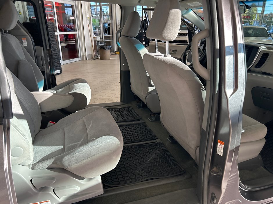 Toyota Sienna CE 2015-9