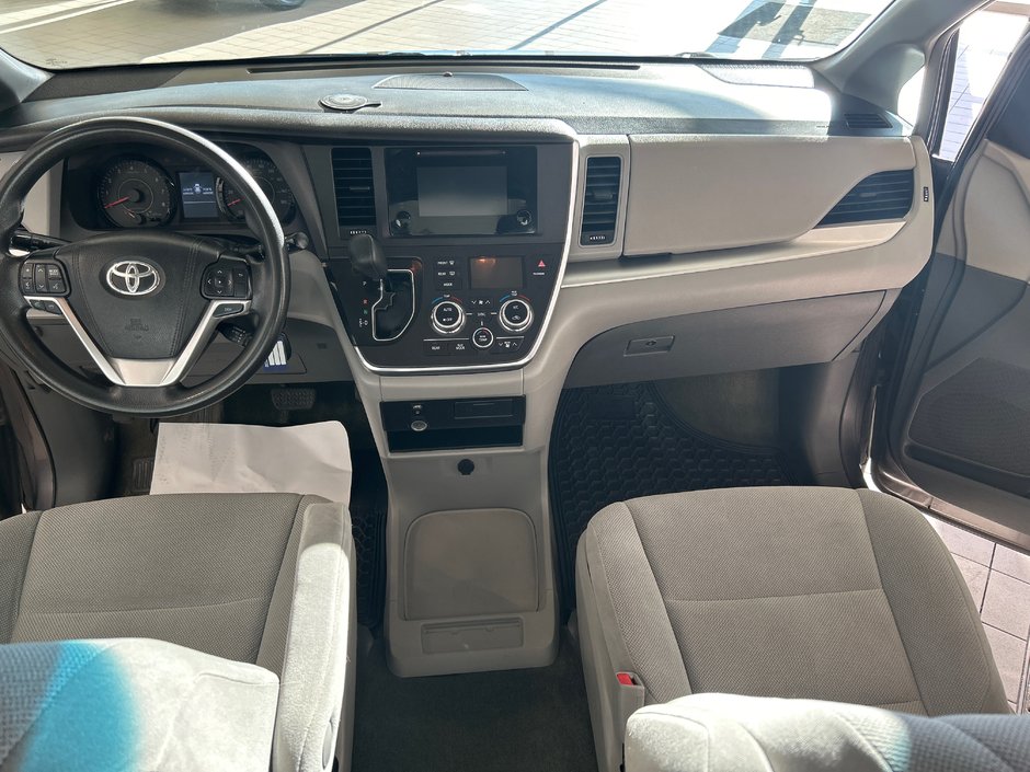 Toyota Sienna CE 2015-10
