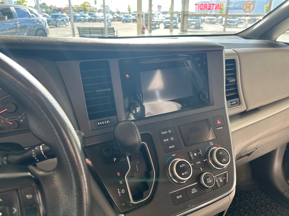 Toyota Sienna CE 2015-16