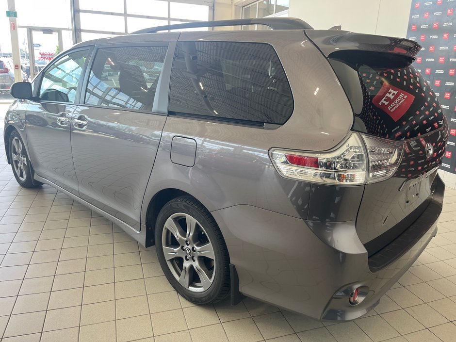 2019 Toyota Sienna SE-8