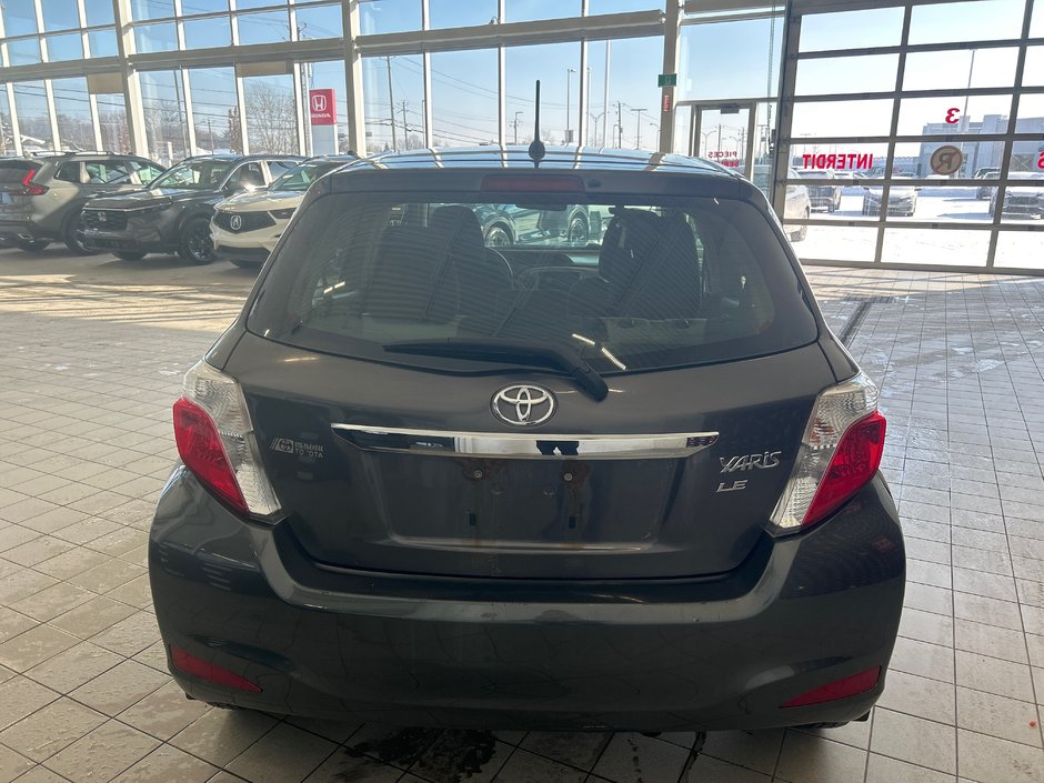 Toyota Yaris LE 2012-6